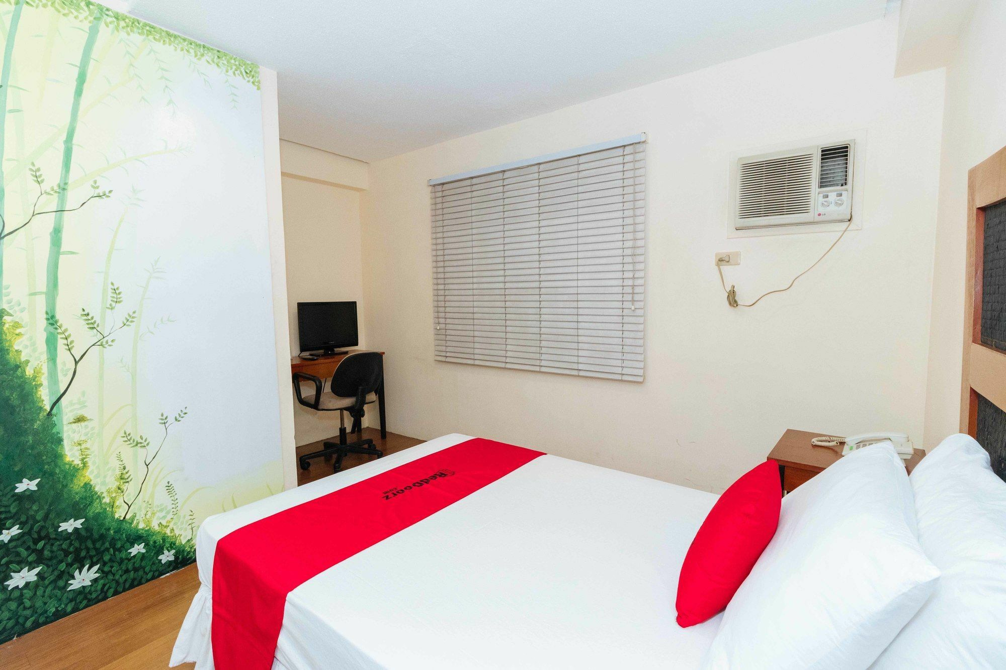 Reddoorz @ Amorsolo Makati Makati City Exterior photo