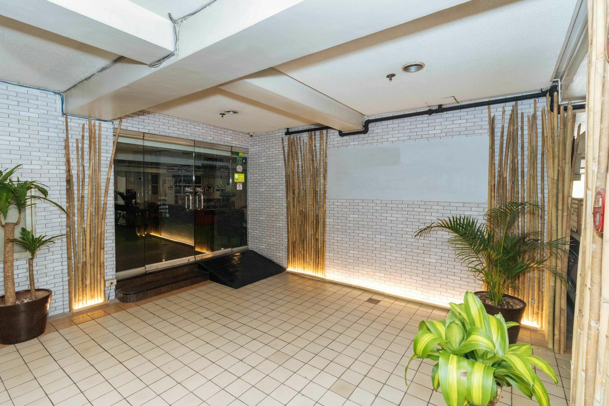 Reddoorz @ Amorsolo Makati Makati City Exterior photo
