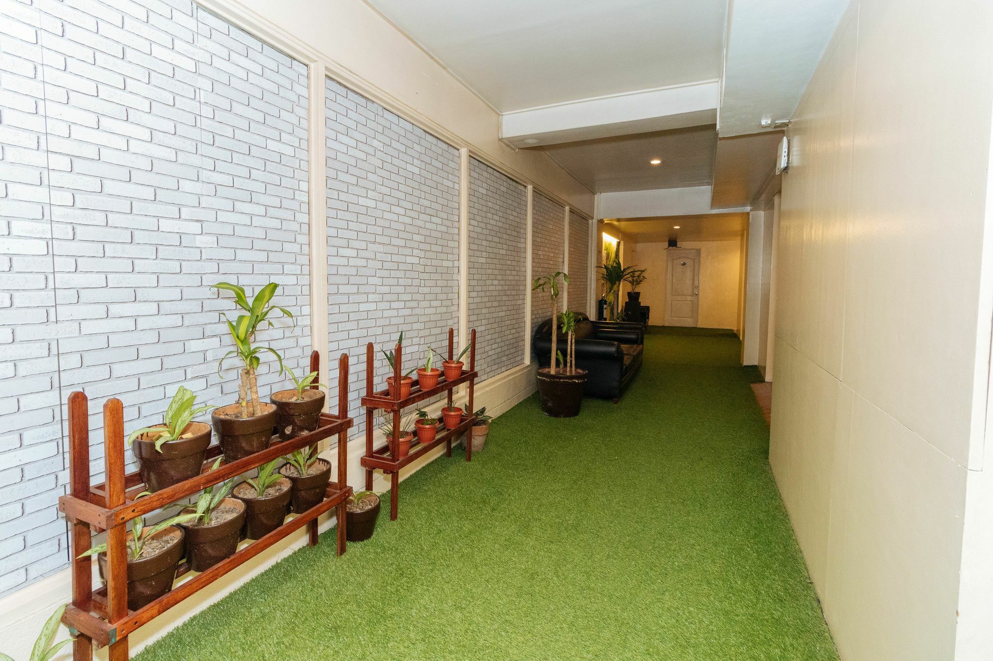 Reddoorz @ Amorsolo Makati Makati City Exterior photo